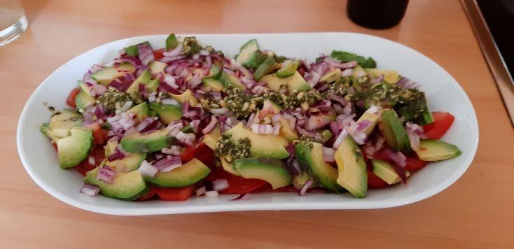 Avocado-tomatensalade met pesto en rode ui