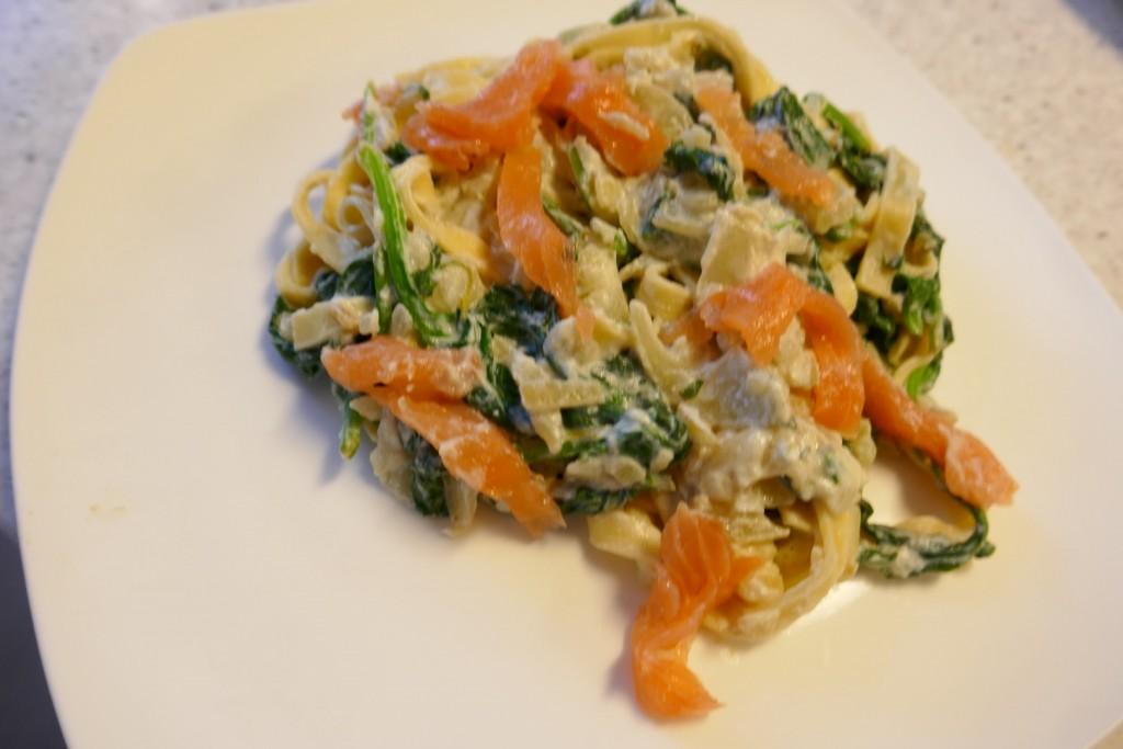 Verse pasta met spinazie en gerookte zalm