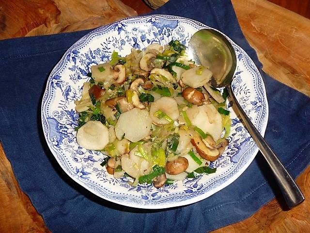 Aardperen met prei en champignons