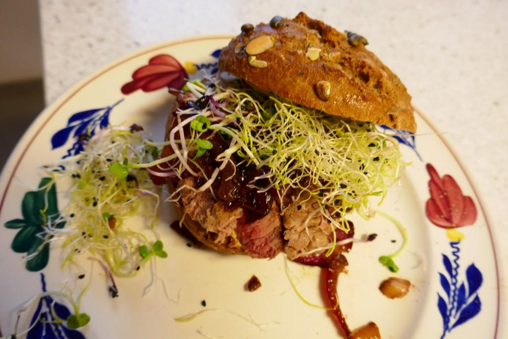 Broodje Bief met rode balsamico uitjes