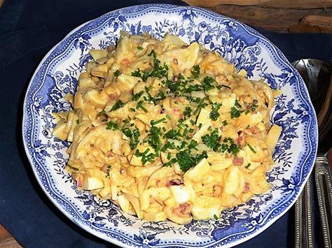 Witlofsalade met ei en uitgebakken spekjes