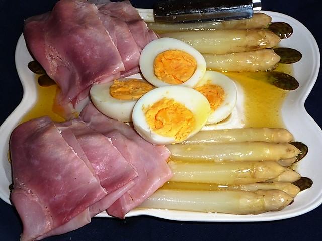 Klassieke asperges op Brabantse wijze
