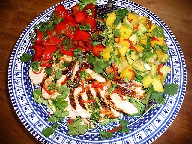 Maaltijdsalade met kip, paprika en mango-avocado salsa