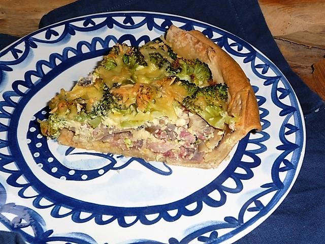 Hartige taart met broccoli, champignons en spekjes