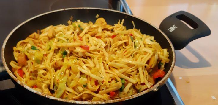 Bami met kalkoen, spitskool en curry madras