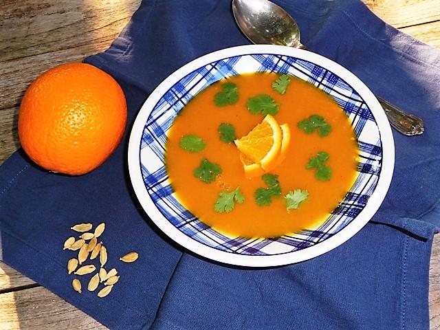 Pompoensoep met sinaasappel, kardemom, kokosmelk en koriander