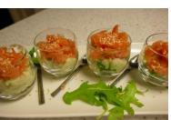 Amuse van gerookte zalm en avocadomousse.