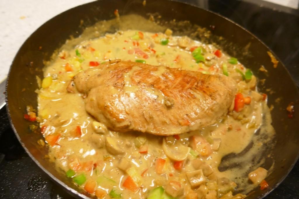 Kalkoenhaasje in romige, kleurrijke mosterdsaus