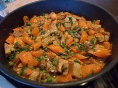 Bourgondische stoofpot van varkensfilet met worteltjes en champignons in roomsaus