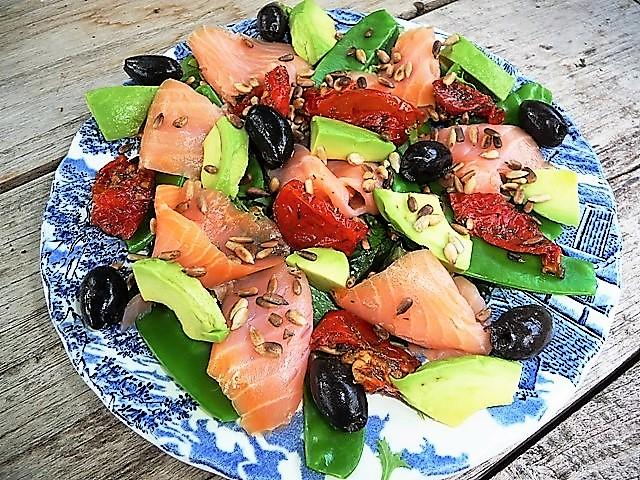 Maaltijdsalade met gerookte zalm en peultjes