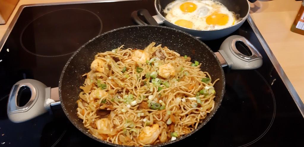 Mie met garnalen, spitskool en champignons, beetje aziatisch.