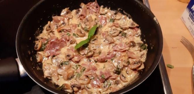 Romige Italiaanse champignonsaus met ham kaas en veel knoflook