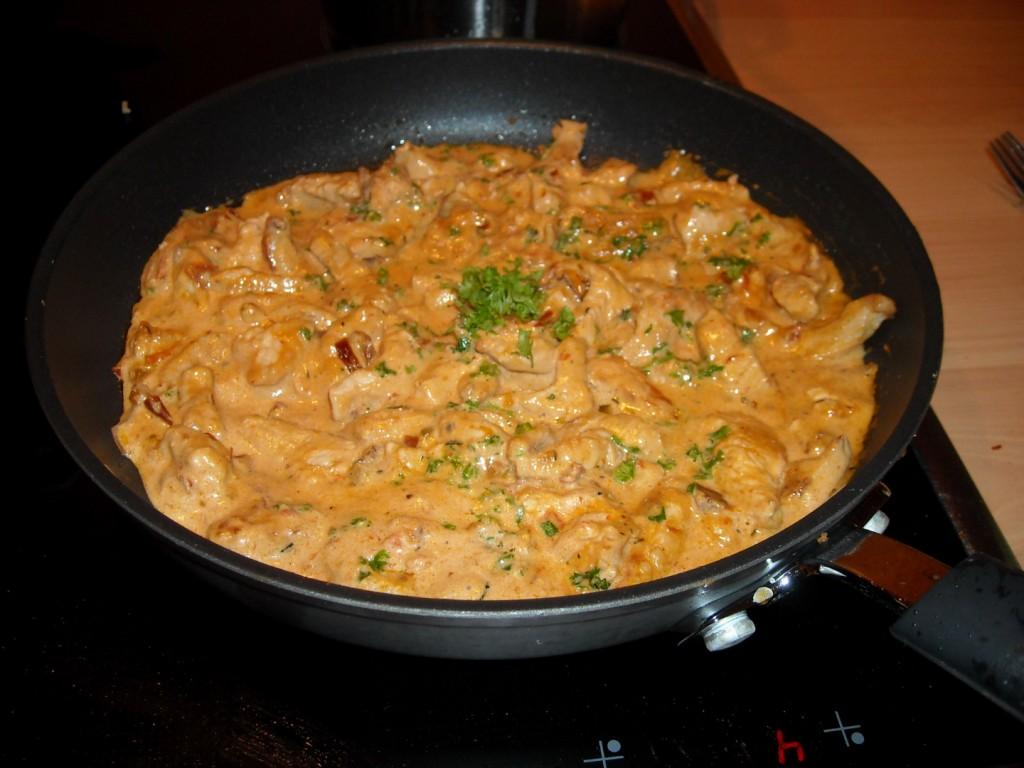 Kalkoenreepjes in roomsaus met gedroogde tomaten en rode pesto.