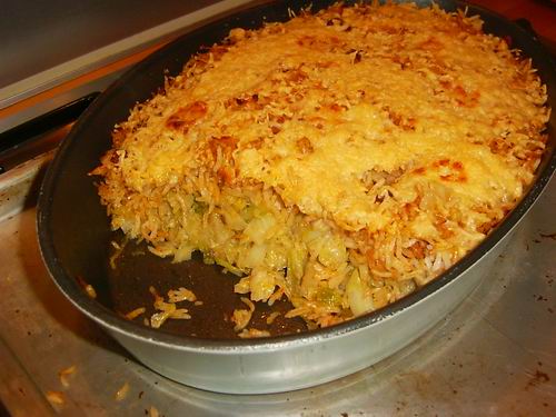 Hongaarse ovenschotel van groene kool met gehakt en rijst
