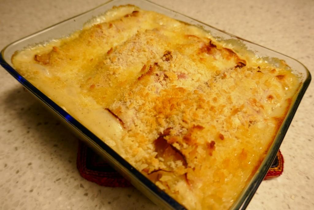Met zuurkool gevulde hamrolletjes uit de oven.