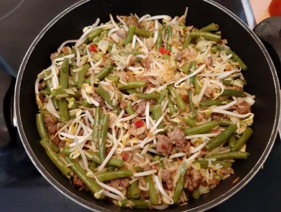 Aziatisch rijstpannetje met gehakt, sperziebonen, champignons en taugé