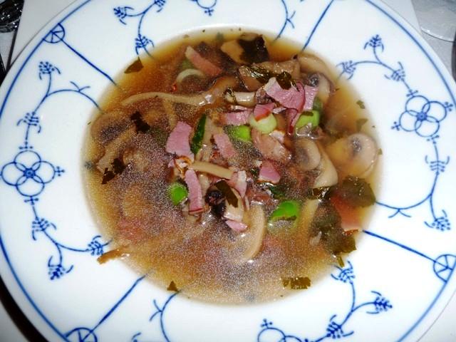 Heldere wildbouillon met paddenstoelen en gerookte eendenborst