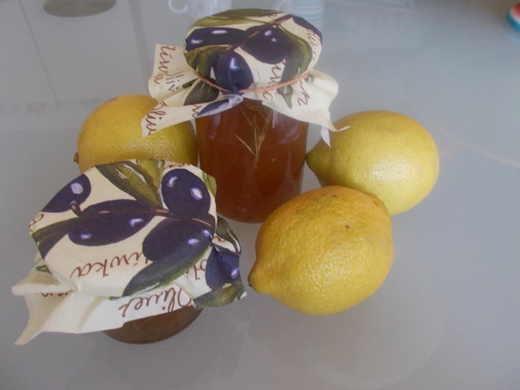 Marmelade van inglegde (ingemaakte) citroenen met rozemarijn