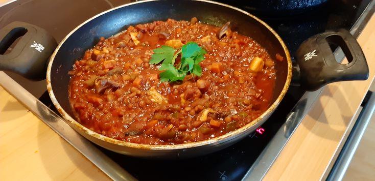 Vegetarische goulash van paddenstoelen en linzen