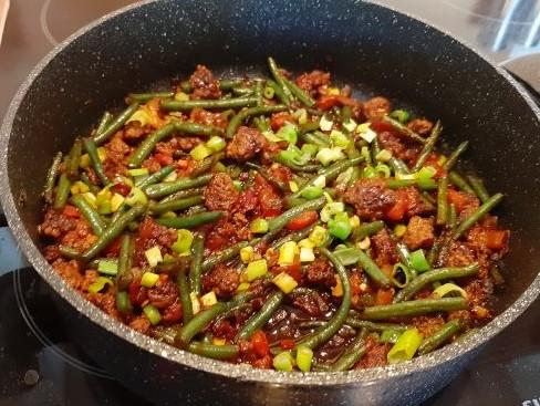 Pittig ketjapgehakt met sperziebonen, tomaat en lenteuitjess