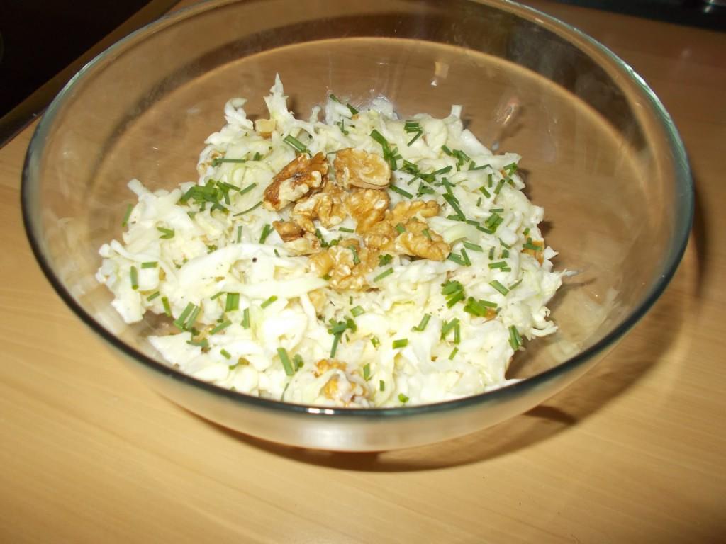 Wittekoolsalade met appel, walnoten en zure room