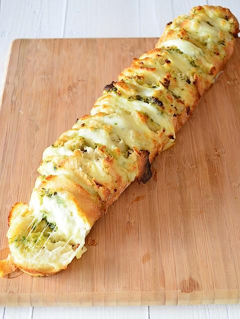 Borrelstokbrood met pesto en mozzarella