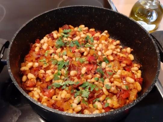 Witte bonenchili met spekjes en gedroogde tomaten
