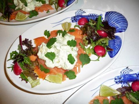 Gerookte zalm met avocado limoensaus