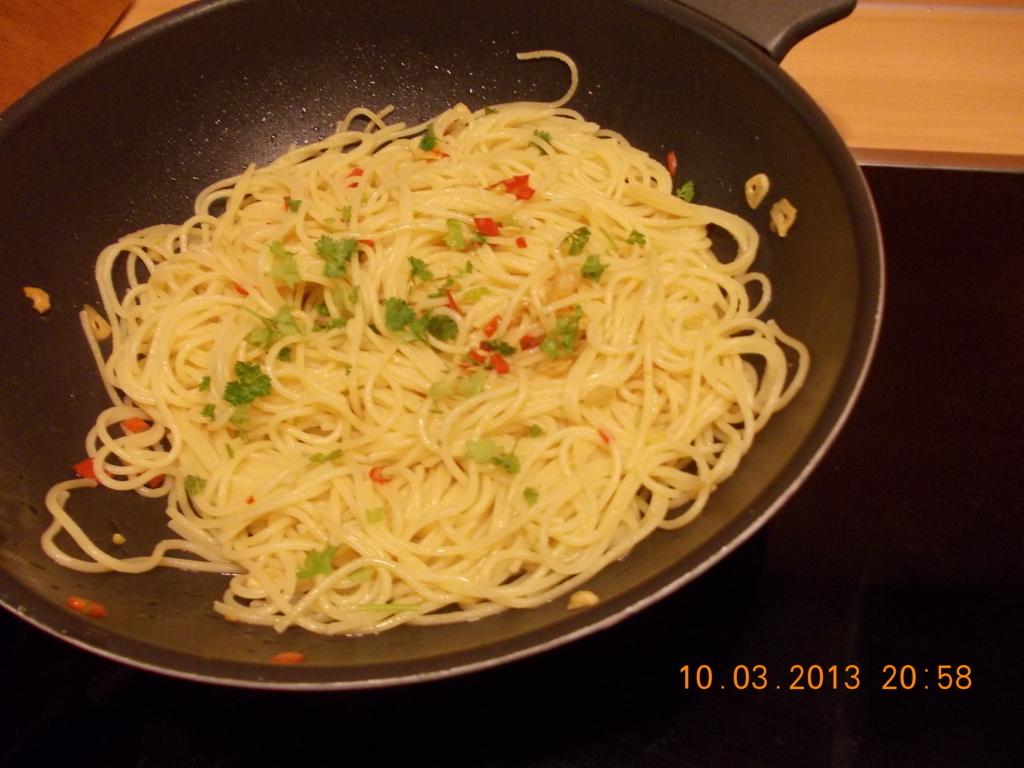 Spaghetti aglio e olio ( met knoflook, pepers en olijfolie)