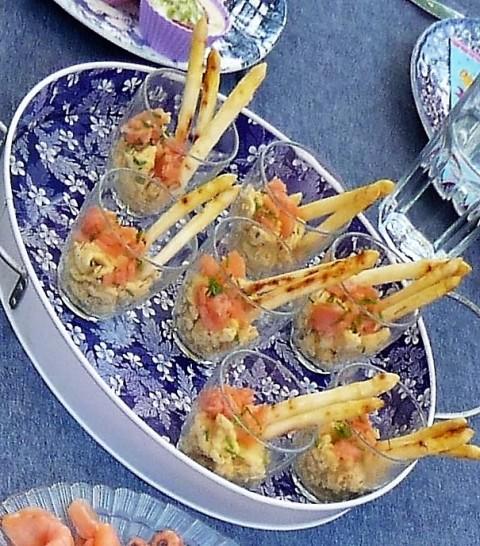 Roerei met zalm en gegrilde asperges (in een glaasje)