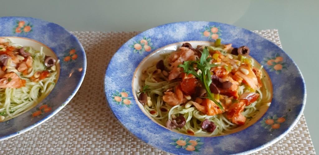 Spaghetti met warmgerookte zalm en rucolapesto 