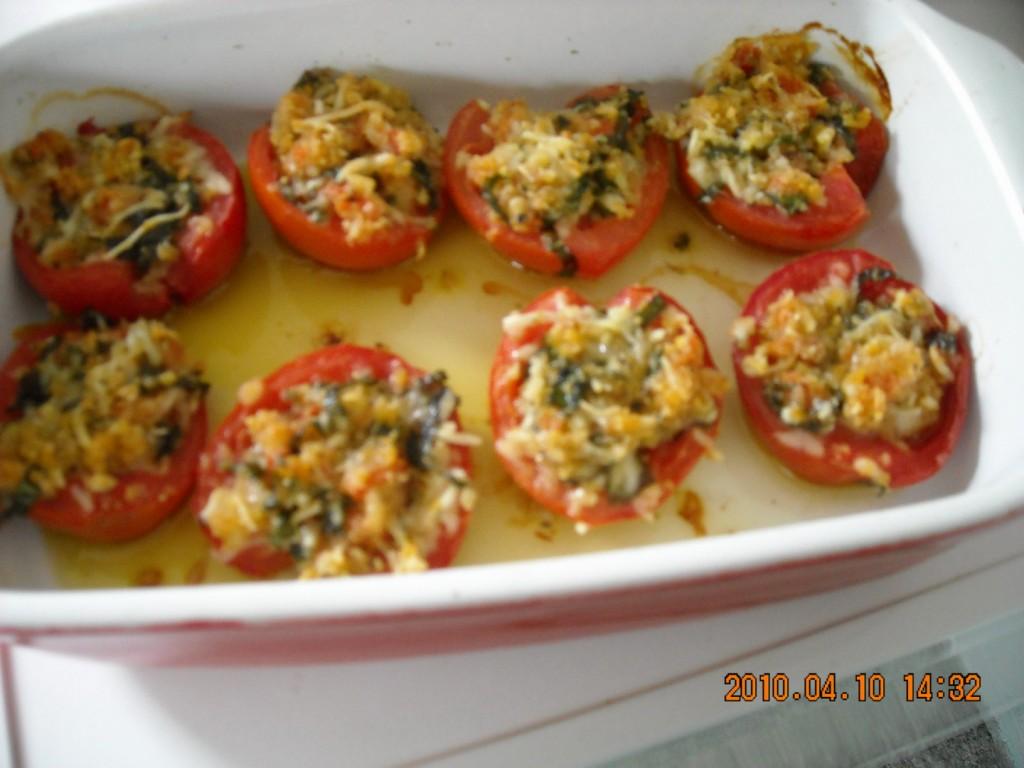 Gegratineerde gevulde tomaten en tagliatelle met basilicumsaus