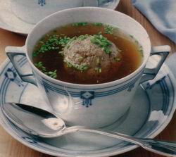 Leberknödelsuppe ( Runderbouillon met leverballetjes )