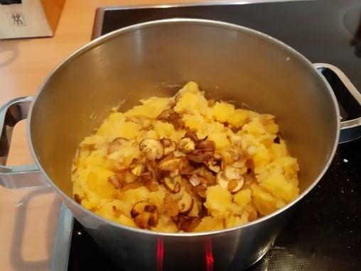 Stamppot koolraap met kastanjechampignons en gebakken uitjes