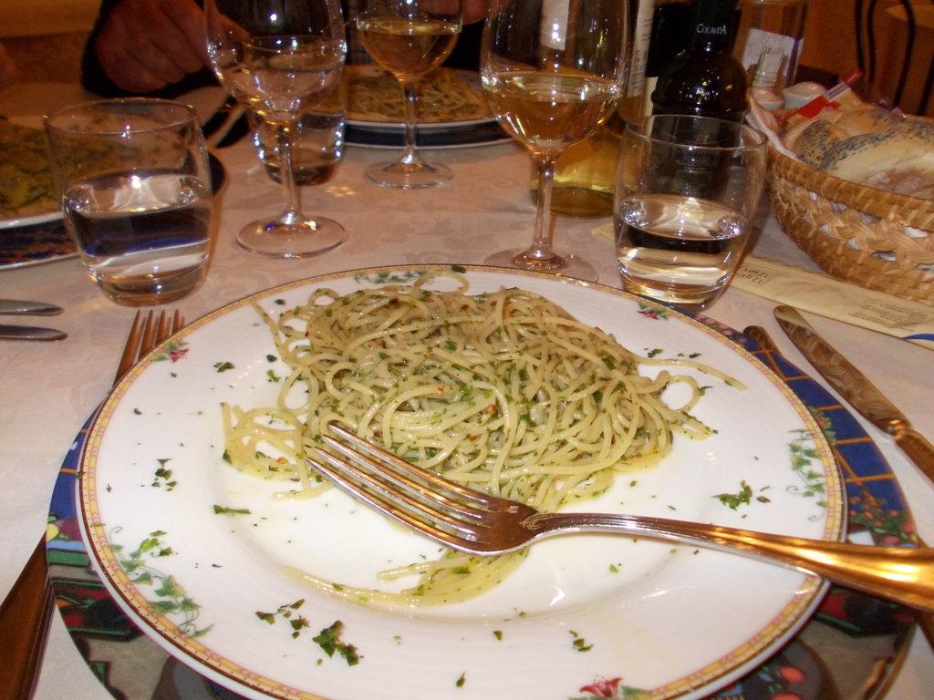 Pittige spaghetti met Spaanse peper, knoflook en pesto