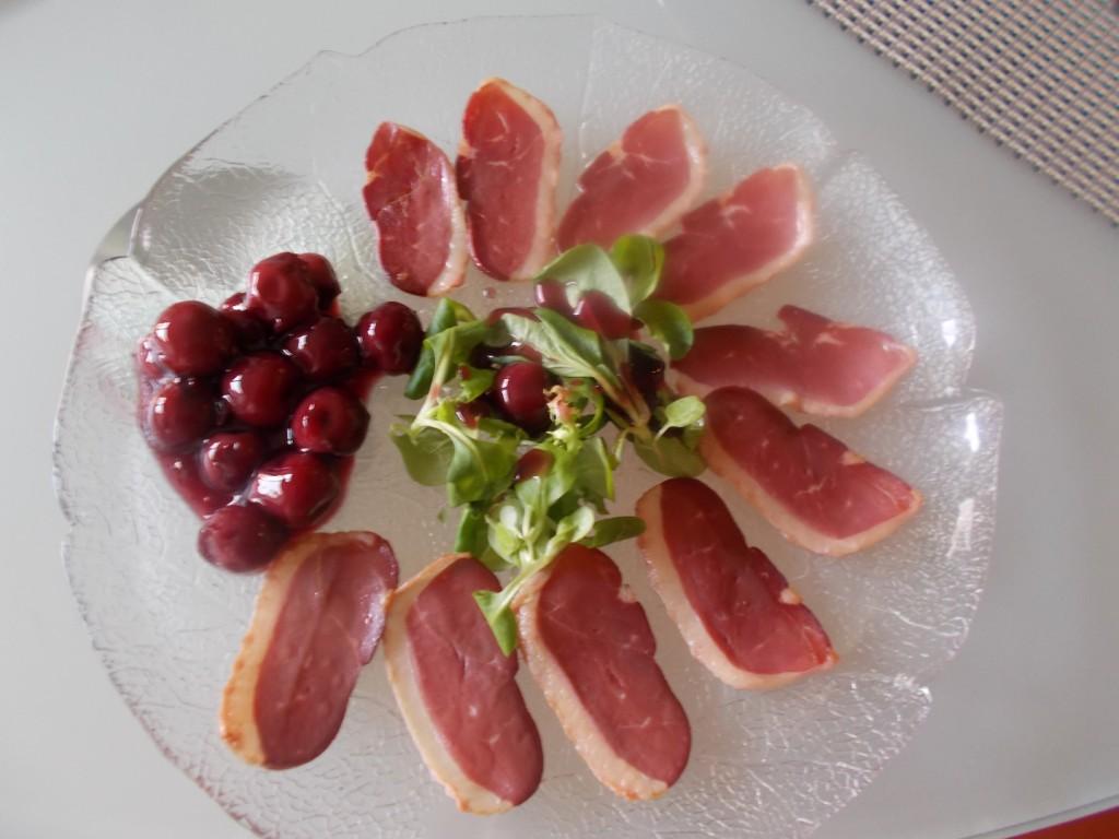 Gerookte eendenborst met kersensaus