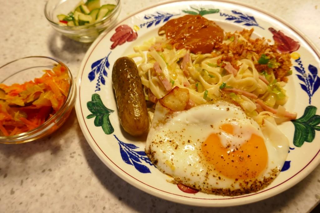 Eenvoudige bami met pindasaus en een eitje