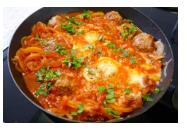 Tunesische Shakshuka met gehaktballetjes.