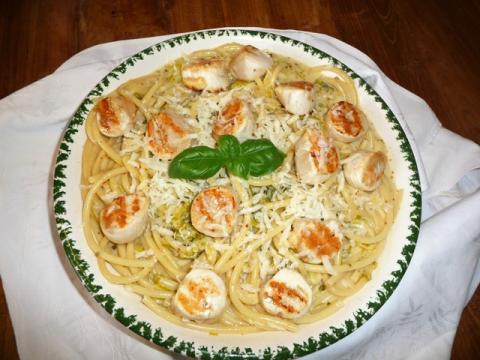 Pasta met preiroomsaus en gegrilde coquilles