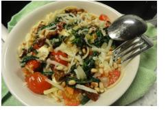 Vegetarische Vijftien minuten pasta met spinazie, tomaat, feta en basilicum