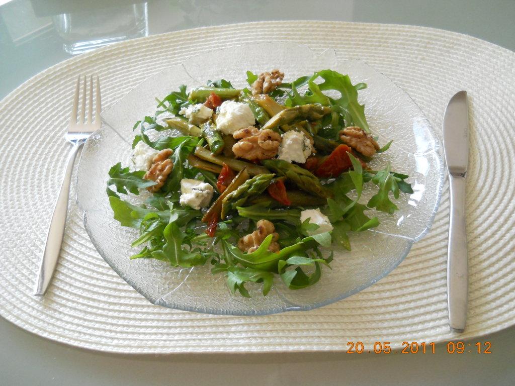 Salade van asperges met geitenkaas, gedroogde tomaten en walnoten