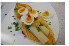 Witte asperges met mascarpone en gerookte zalm in bladerdeeg