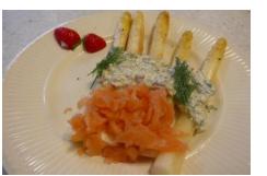 Gebakken Asperges met dille-kappertjessaus en gerookte zalm