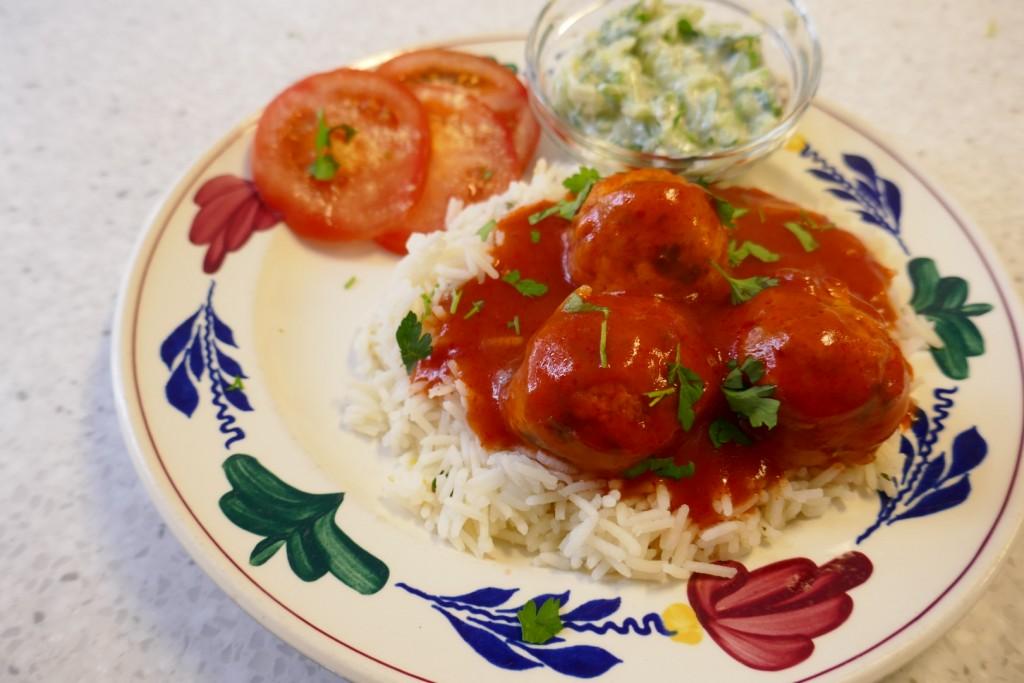 Griekse snelle citroenrijst met gehaktballetjes van kip in tomatensaus.