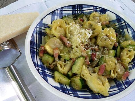 Pasta met spekjes, courgette en groene pesto