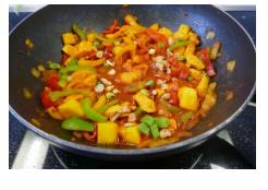 Verrukkelijke kip-kerrie met mango en paprika.