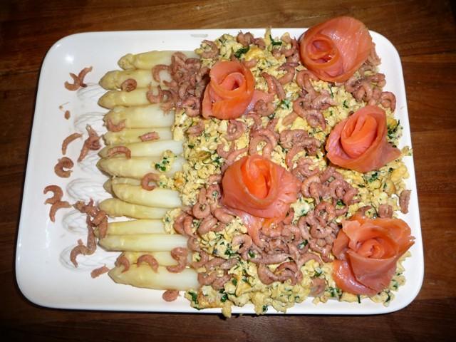 Asperges met roerei, Hollandse garnalen en gerookte zalm