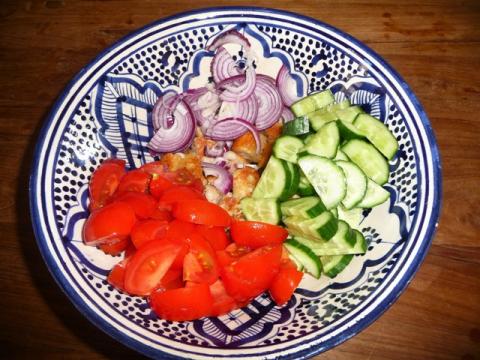 Panzanella met gegrilde asperges en tonijn