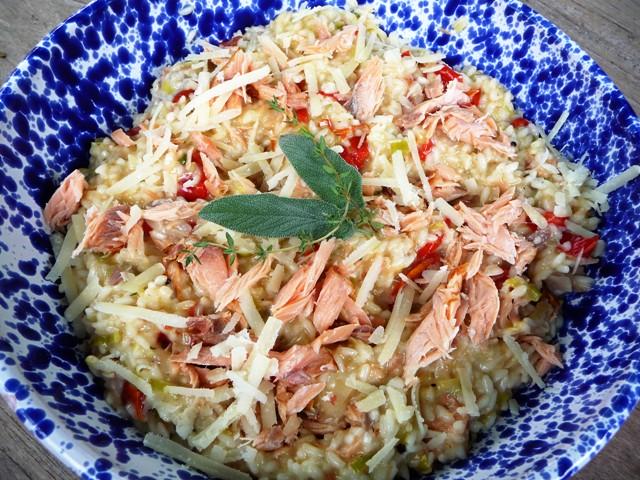 Risotto met (warm)gerookte zalm, prei, puntpaprika en tomaatjes
