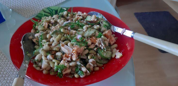 Zomerse salade van witte bonen met warmgerookte zalm